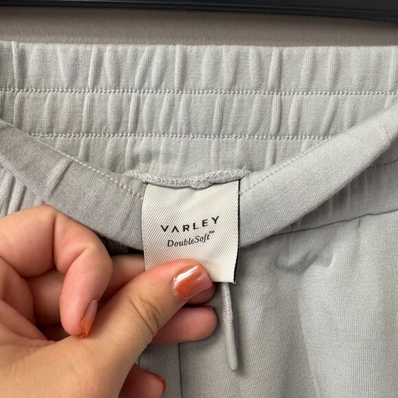 Varley Double Soft Atrium High-Rise Shorts – 4.5" Inseam - Picture 3 of 4